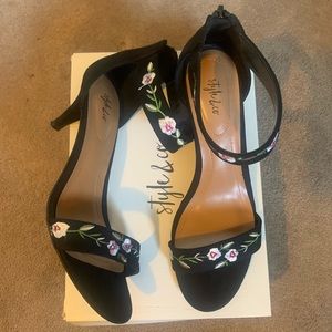 FLOWER EMBROIDERY HEELS